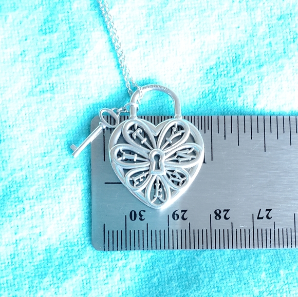 Filigree heart and key pendant necklace - Picture 10 of 10